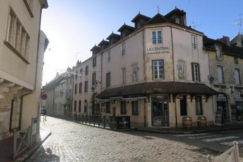 an old building on a cobblestone street at Le Central Boutique Hôtel in Beaune