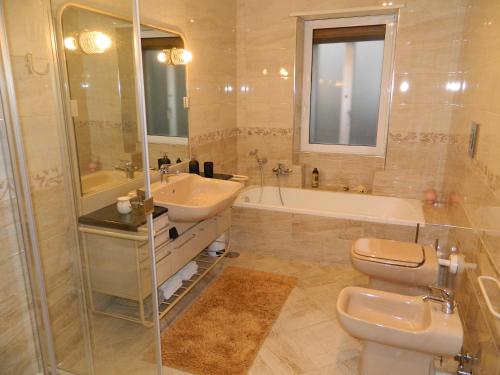 PellezzanoにあるB&B SAN PIOの洗面台、トイレ、浴槽を備えたバスルーム