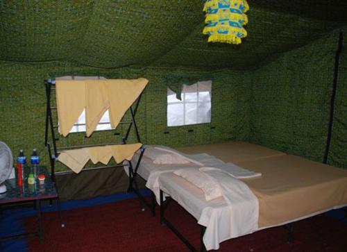 Voodi või voodid majutusasutuse Nature Camp Konark Retreat toas