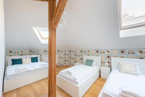 um quarto com 2 camas e um espelho em Tesnov Residence Grande Apartments em Praga