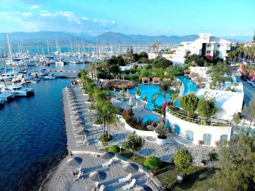 uma vista aérea de um resort com uma marina em Yacht Classic Hotel - Boutique Class em Fethiye