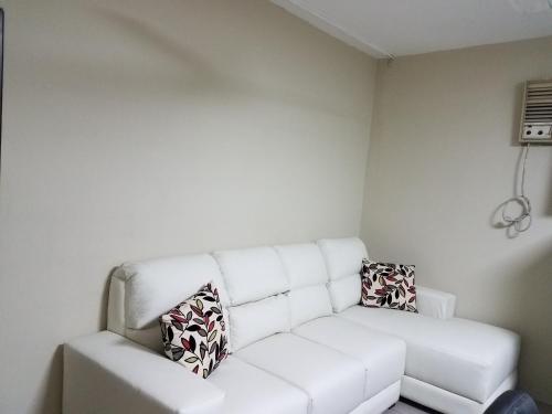 a white couch in a living room with pillows on it at Casa Serena in Guayaquil