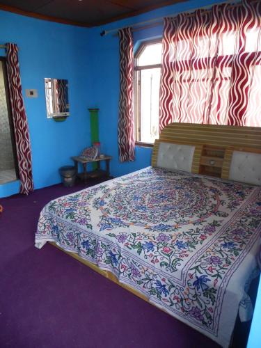 En eller flere senger på et rom på Alamdar guest house