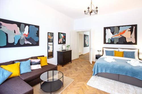 プラハにある5BR 2BATH family APT 5mins to Wenceslas squareのリビングルーム(ベッド1台、ソファ付)