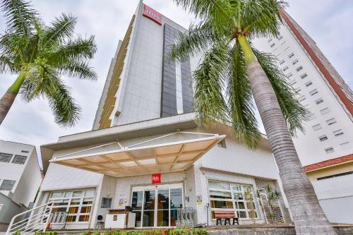 a large building with a large clock on the front of it at ibis Goiania in Goiânia