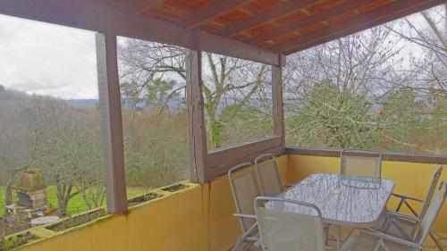 En balkong eller terrasse på Grande maison de vacances au cœur du Perigord Noir nature et confort