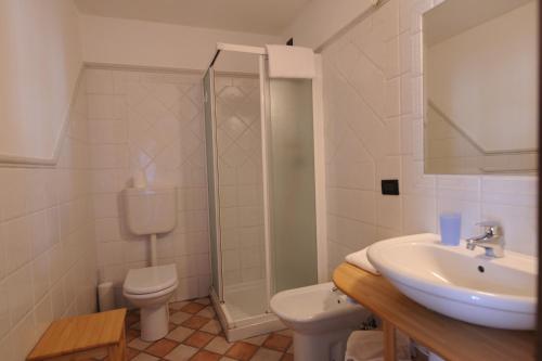 a bathroom with a sink and a toilet and a shower at Agriturismo Gian Galeazzo Visconti in Valeggio sul Mincio