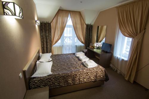 a hotel room with a bed and a window at Belle Royalle in Lisarnya