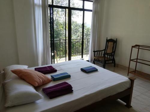 Tempat tidur dalam kamar di Kandy Hill Escape