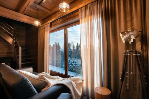 Postel nebo postele na pokoji v ubytování KOZA U WOZA WYPOCZNIJ W GÓRACH W RYTMIE slowTRAVEL drewniany dom premium z widokiem na panoramę Tatr ecoSPA strefa fitness ZIELONA FARMA healinggarden