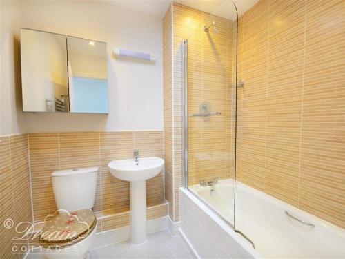 uma casa de banho com um lavatório, um WC e um chuveiro em Olympic Cottage em Portland