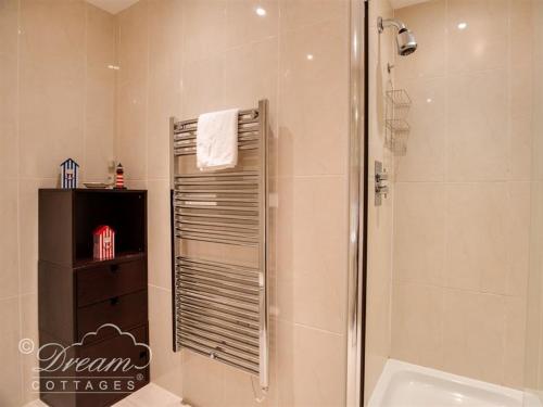 een badkamer met een douche en een wastafel bij Harbour View Apartment in West Bay