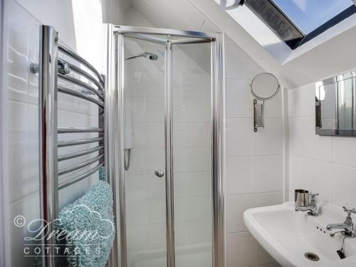 een badkamer met een douche en een wastafel bij Dream View in Weymouth