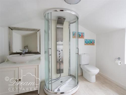ein Badezimmer mit Dusche, Toilette und Waschbecken in der Unterkunft Ocean Swell in Weymouth