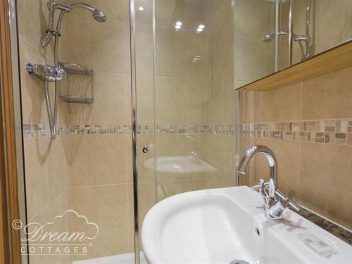 Ένα μπάνιο στο Beach View Apartment 2