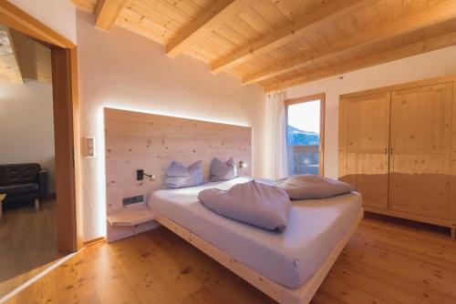 Кровать или кровати в номере Residence-Garni Haus Tschenett