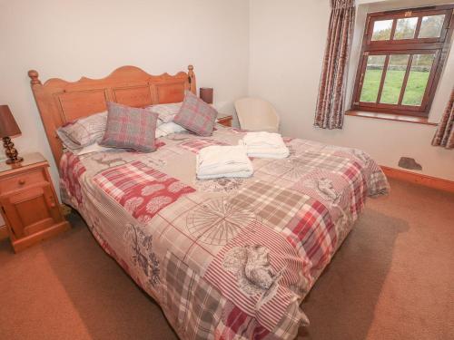 un dormitorio con una cama con un gato sobre ella en Shires Rest, en Buxton