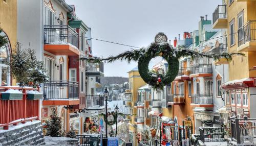 uma coroa de Natal pendurada numa rua da cidade em Place Saint Bernard Mont Tremblant em Mont-Tremblant