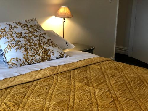 um quarto com uma cama com um computador portátil em Bond Street Apartment Luxury 3 Bedroom em Dunedin