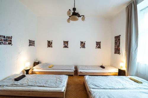 ペーチにあるa SZOBA apartmanの壁に絵が描かれたベッド3台が備わる客室です。