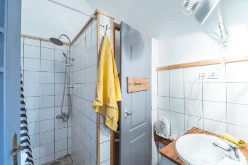 ペーチにあるa SZOBA apartmanのバスルーム(洗面台、トイレ付)