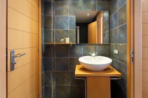 ein Badezimmer mit Waschbecken und Spiegel in der Unterkunft Luxury Apartment in Costa Adeje in Adeje