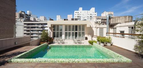 a swimming pool on the roof of a building at Esplendor by Wyndham Savoy Rosario in Rosario