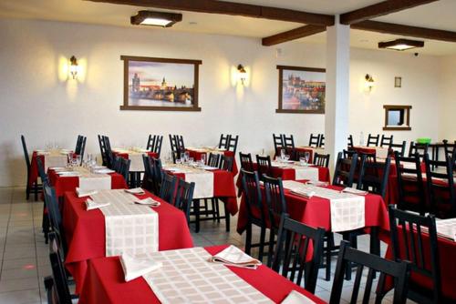 スィクティフカルにあるHotel Melnitsaのダイニングルーム(赤と白のテーブル、椅子付)