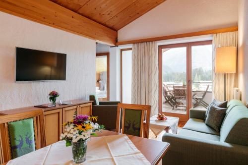 Televisyen dan/atau pusat hiburan di Hotel Schranz - Ski In & Ski Out