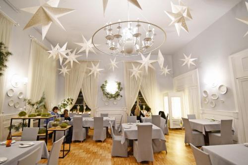 
Restauracja lub miejsce do jedzenia w obiekcie Pałac Pakosław
