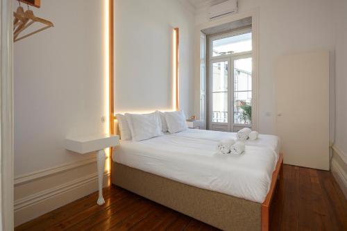 sypialnia z łóżkiem z dwoma pluszakami w obiekcie Downtown Colosseum Apartments w Porto