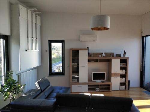 un soggiorno con divano e TV di Apartment Morski cvet a Capodistria
