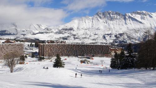 a group of people skiing down a snow covered mountain at Le p'tit Cozy in Le Dévoluy