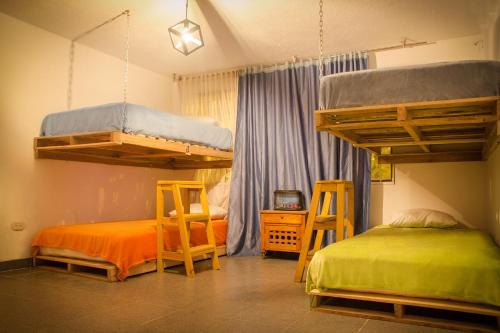 Bababuy Hostel tesisinde bir ranza yatağı veya ranza yatakları