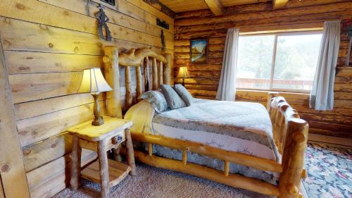 Ένα ή περισσότερα κρεβάτια σε δωμάτιο στο Canyon View Family Cabin, Deck, TV Room, Games, BBQ, Campfire