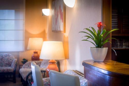 a living room with a table with a plant on it at Hotel Des Alpes in Rosta