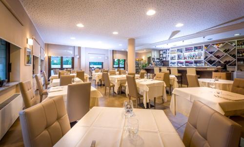 A restaurant or other place to eat at Hotel Des Alpes