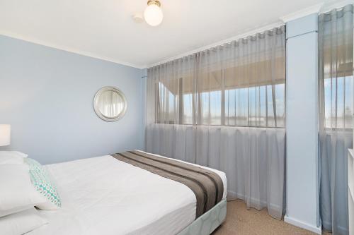 A bed or beds in a room at Newcastle Short Stay Accommodation - Flagstaff Apartment