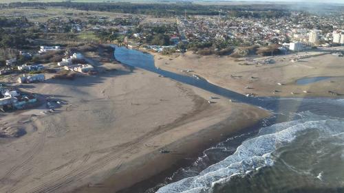 widok z lotu ptaka na plażę i ocean w obiekcie Lo de Marito w mieście Balneario Claromecó