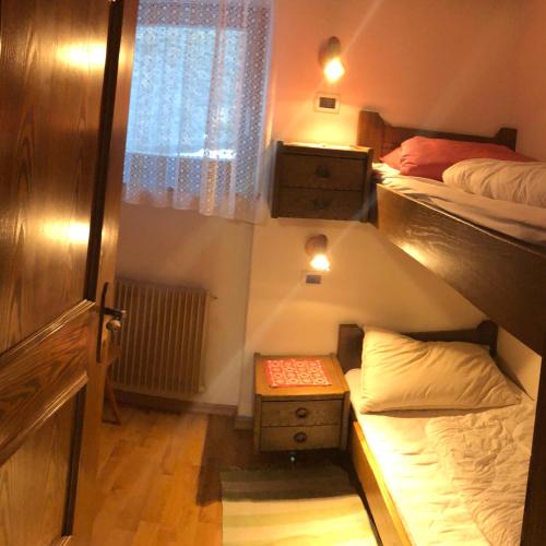 a small room with two bunk beds and a window at Fless in San Martino in Badia