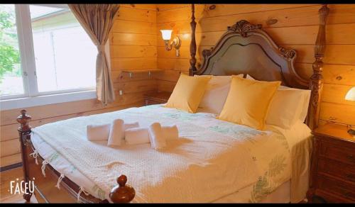 A bed or beds in a room at Lockwood Retreat-near the stream