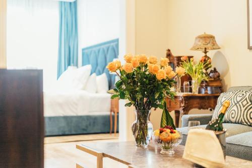 Postel nebo postele na pokoji v ubytování Neighbourgood Sutter Mansion