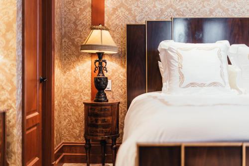 Postel nebo postele na pokoji v ubytování Neighbourgood Sutter Mansion