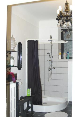 Bilik mandi di Les 2 Granges Chambre d'hôtes