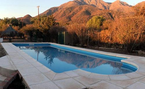 The swimming pool at or close to Cabañas El Aguaribay