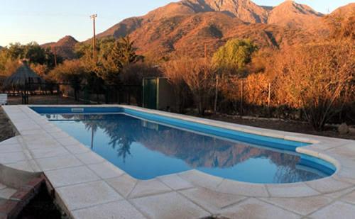 Πισίνα στο ή κοντά στο Cabañas El Aguaribay