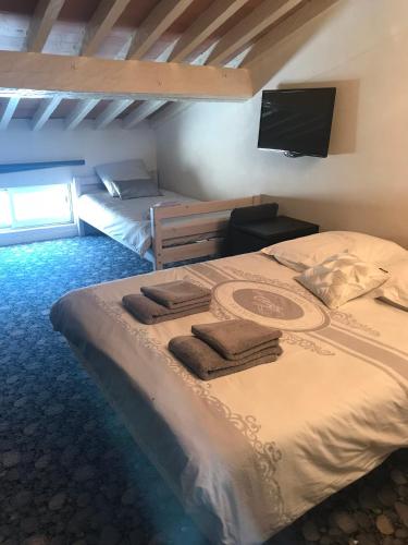 une chambre avec deux lits et une télévision à écran plat dans l'établissement Marines de Cogolin, à Cogolin