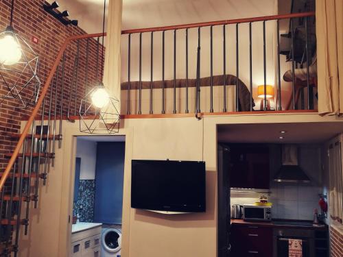 een woonkamer met een televisie en een trap bij Ponentino in Bari