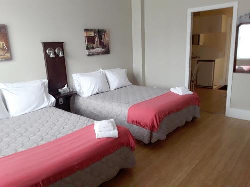 Кровать или кровати в номере Hotel Auberge Michel Doyon