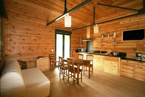 une cuisine et une salle à manger avec une table et des chaises dans l'établissement Western City Troyes, à Barberey-Saint-Sulpice